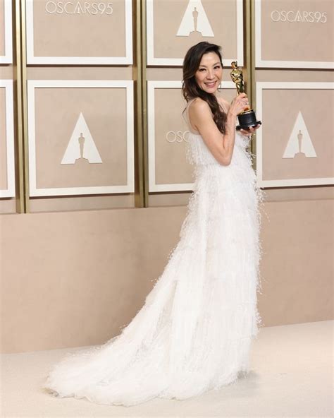 Vestito bianco degli Oscar 2023: il vestito Dior di Michelle Yeoh